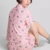 Disneys Mickey Mouse-pyjamasar i boyfriend-stil