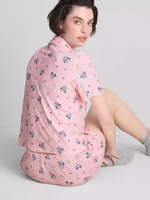 Disneys Mickey Mouse-pyjamasar i boyfriend-stil