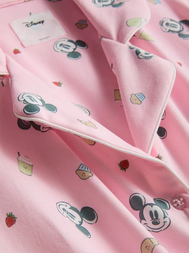 Disneys Mickey Mouse-pyjamasar i boyfriend-stil