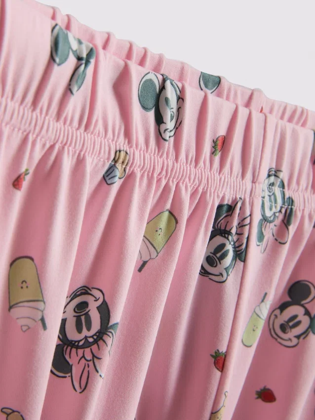 Disneys Mickey Mouse-pyjamasar i boyfriend-stil