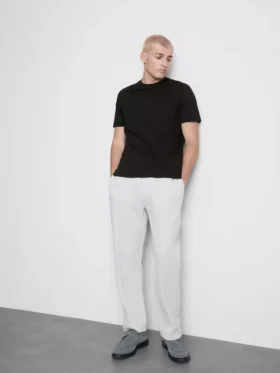En T-shirt med normal passform, korta ärmar och rund halsringning