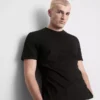 En T-shirt med normal passform, korta ärmar och rund halsringning