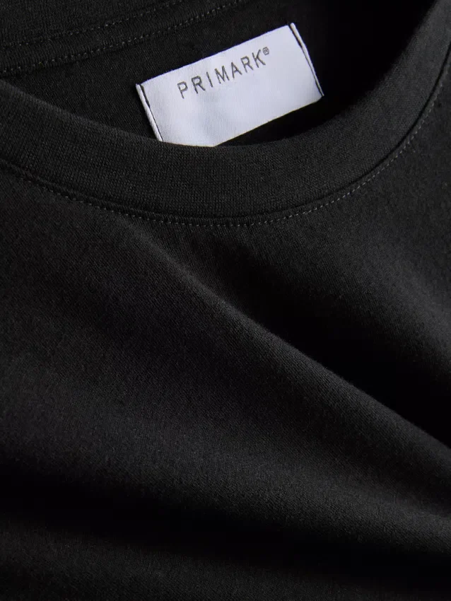 En T-shirt med normal passform, korta ärmar och rund halsringning