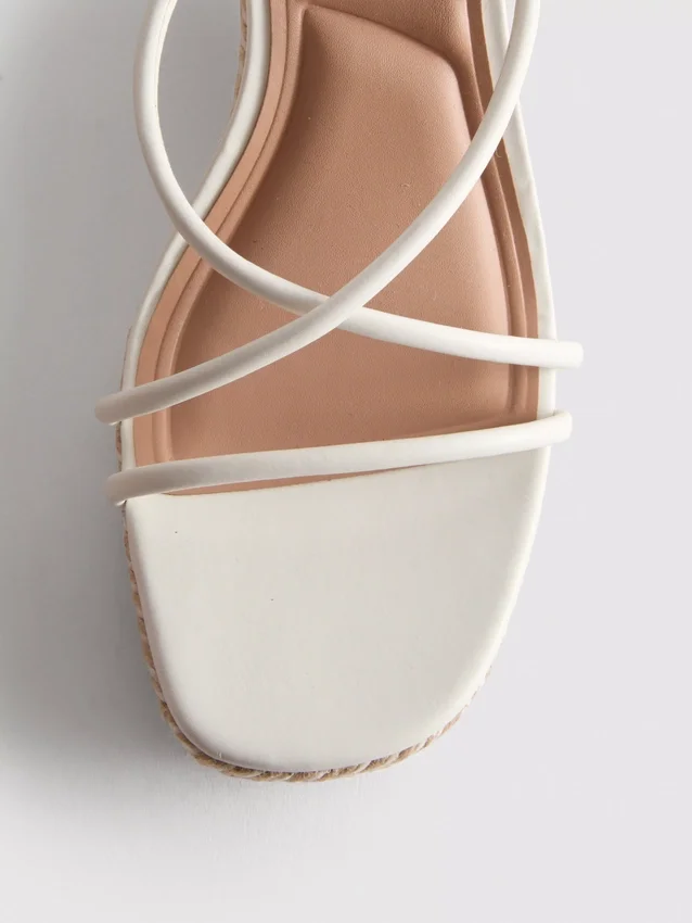 Espadriller med remmar och kilklack