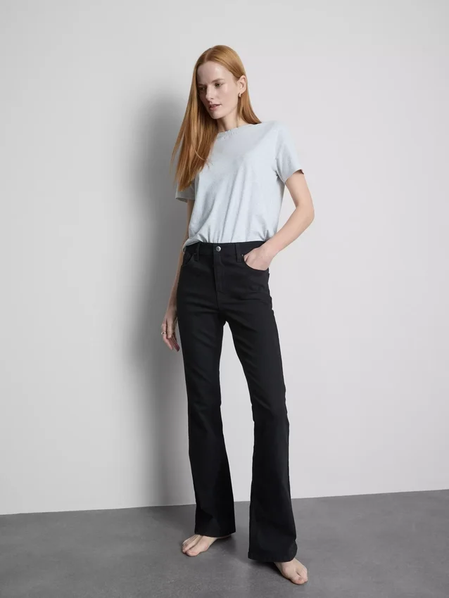 Flared-jeans i bomullsdenim med medelhög midja