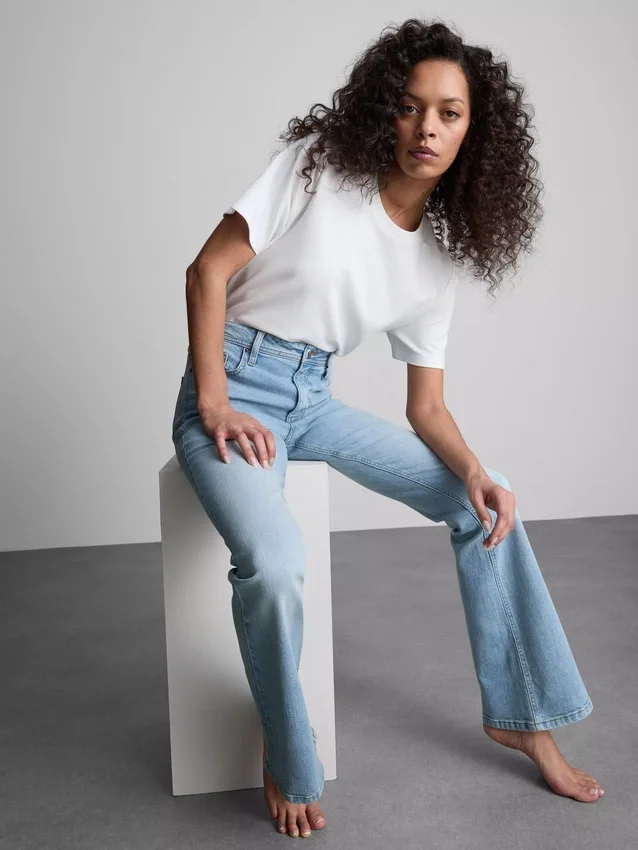 Flared-jeans i bomullsdenim med medelhög midja