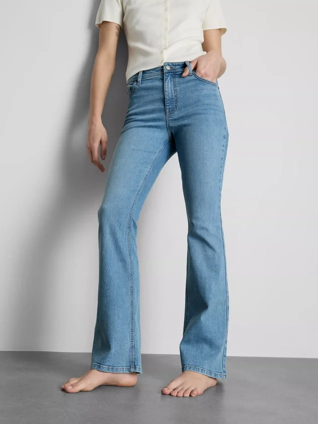Flared-jeans i bomullsdenim med medelhög midja