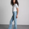 Flared-jeans i bomullsdenim med medelhög midja