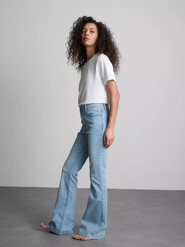 Flared-jeans i bomullsdenim med medelhög midja