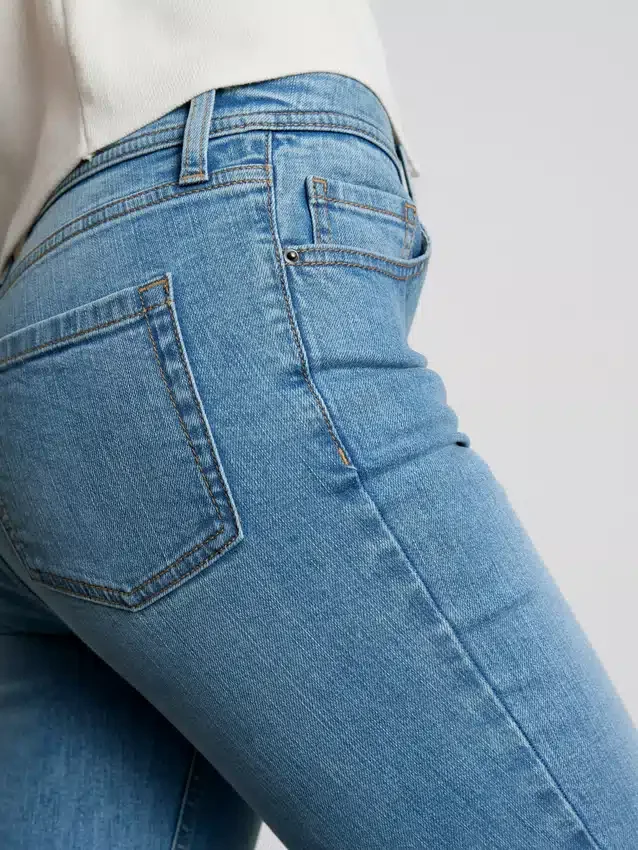 Flared-jeans i bomullsdenim med medelhög midja