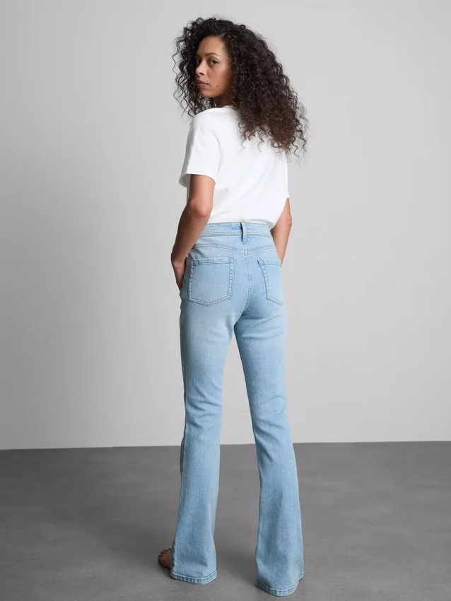 Flared-jeans i bomullsdenim med medelhög midja
