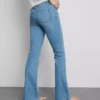Flared-jeans i bomullsdenim med medelhög midja