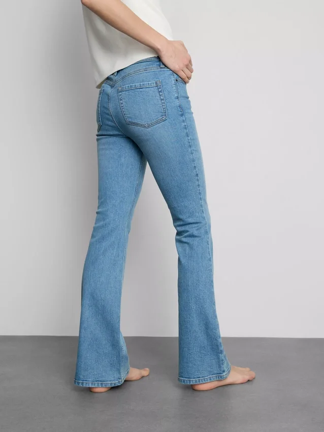 Flared-jeans i bomullsdenim med medelhög midja