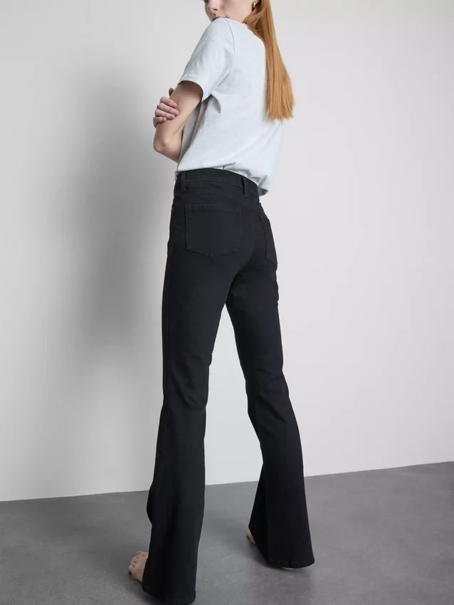Flared-jeans i bomullsdenim med medelhög midja