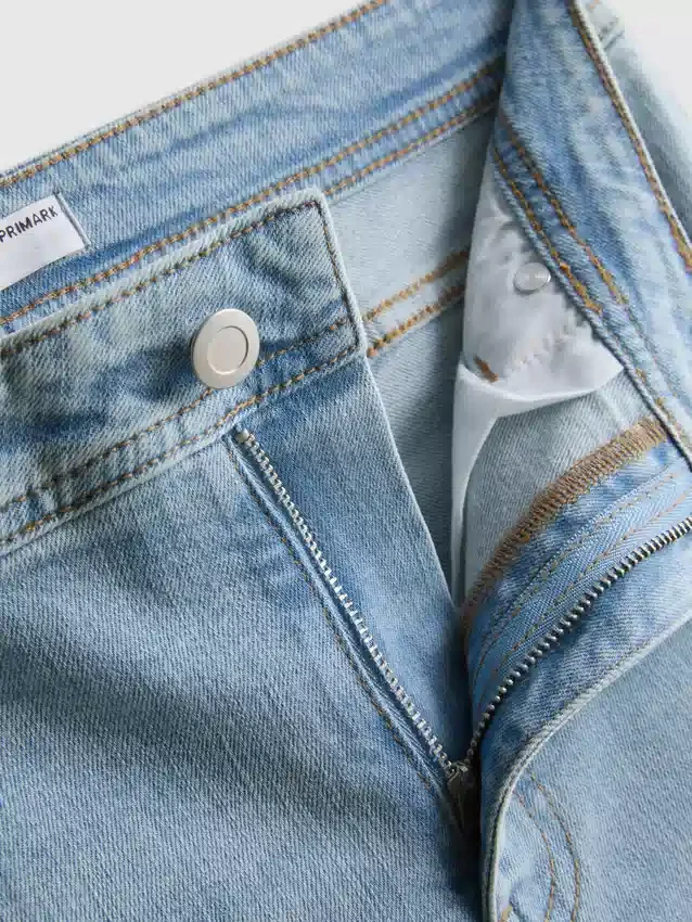 Flared-jeans i bomullsdenim med medelhög midja