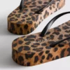 Flatform-flipflops med leopardmönster