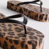 Flatform-flipflops med leopardmönster