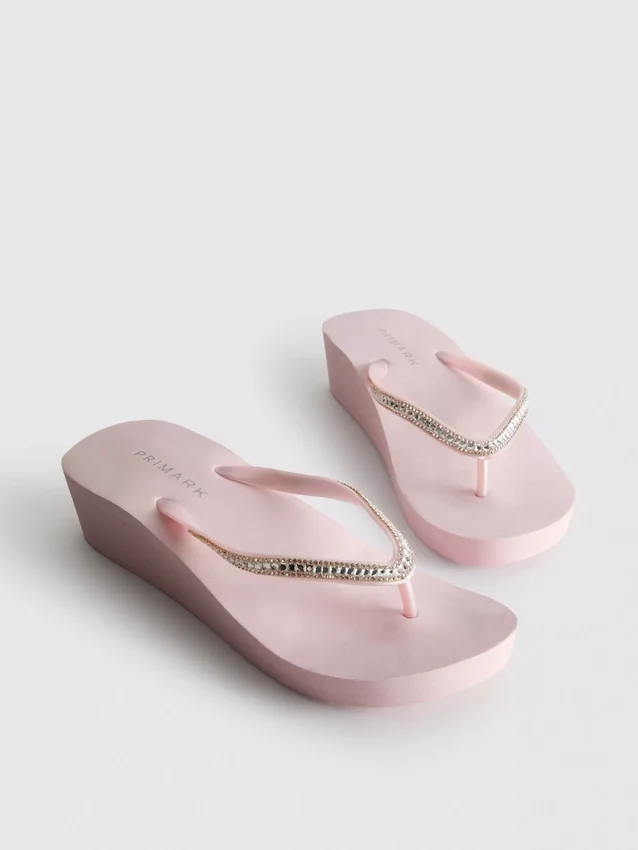 Flip-flops med strass och kilklack