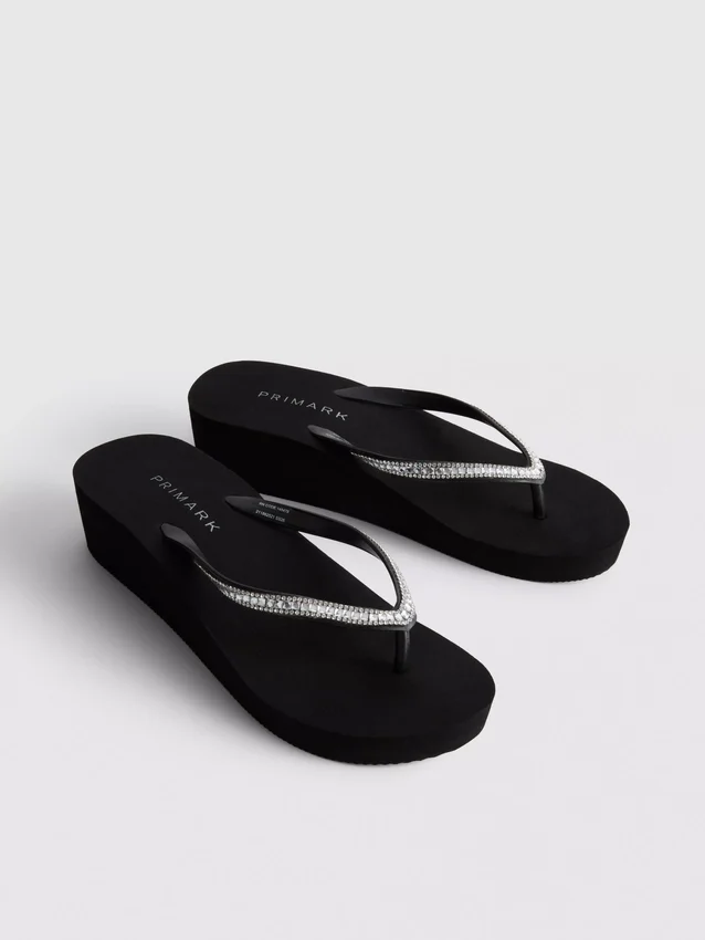 Flip-flops med strass och kilklack