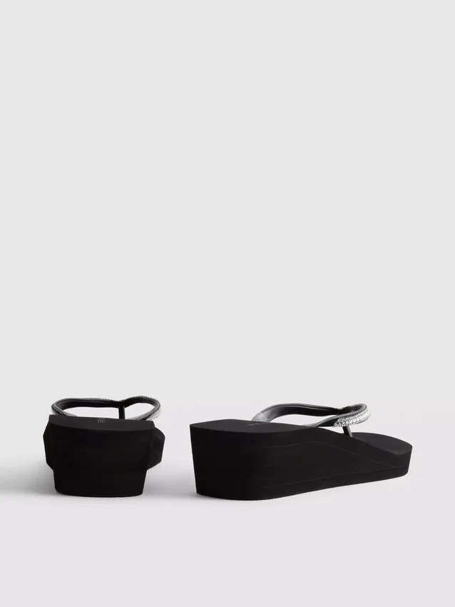Flip-flops med strass och kilklack