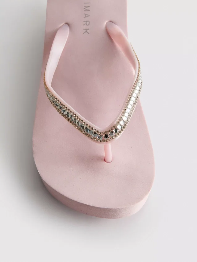 Flip-flops med strass och kilklack