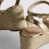 Flätade sandaler med kilklack