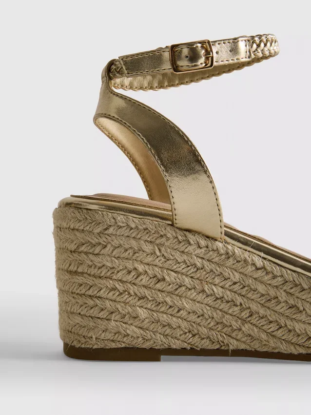 Flätade sandaler med kilklack
