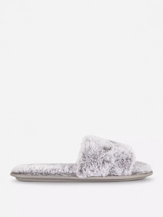 Fluffiga tofflor med korsband
