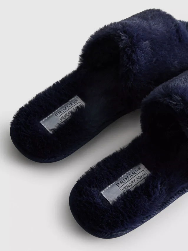 Fluffiga tofflor med korsband