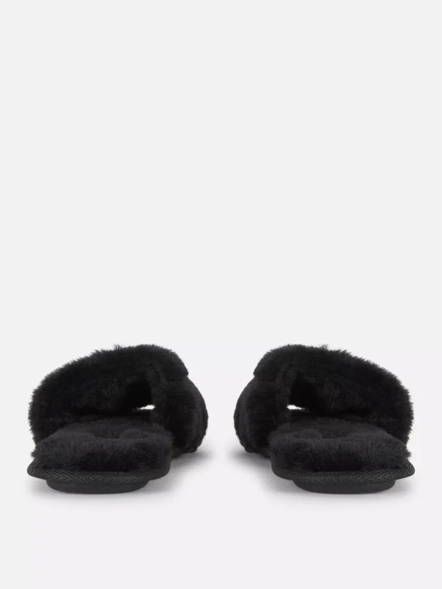 Fluffiga tofflor med korsband