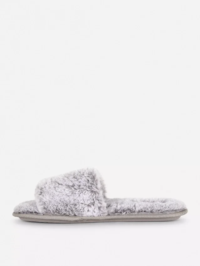 Fluffiga tofflor med korsband