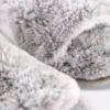 Fluffiga tofflor med korsband