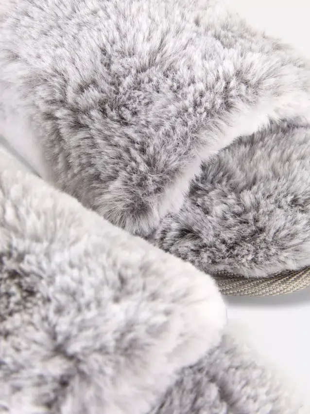 Fluffiga tofflor med korsband