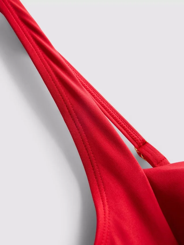 Formad baddräkt med draperade detaljer