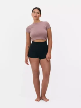 Formande shorts i midjan