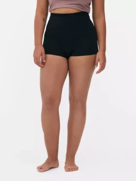 Formande shorts i midjan