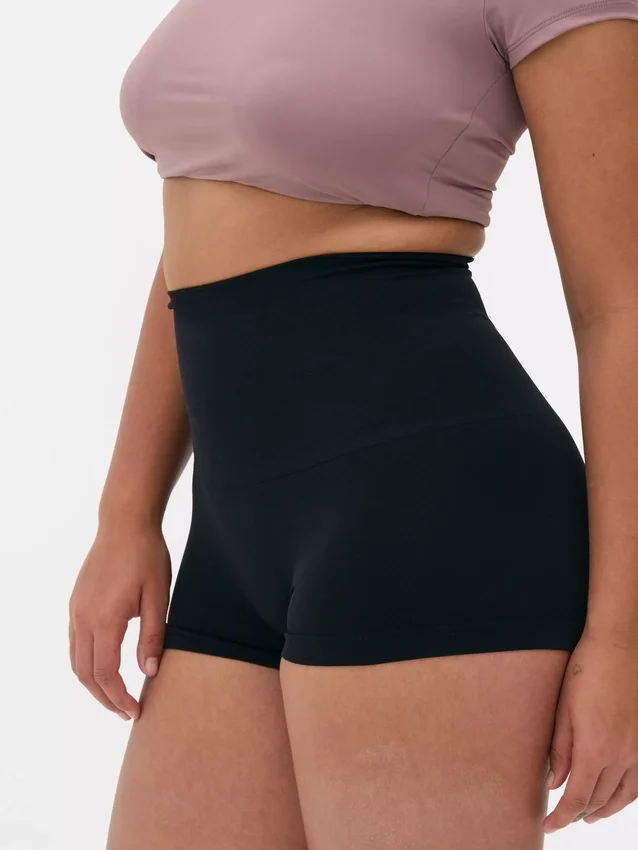 Formande shorts i midjan