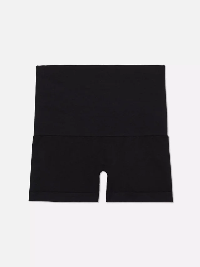 Formande shorts i midjan