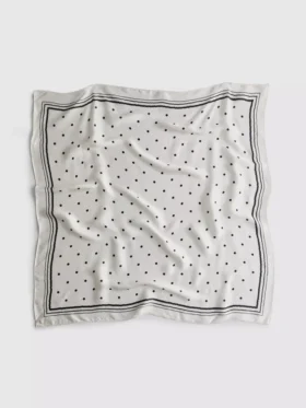 Fyrkantig scarf med prickmönster