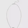 Halsband med hänge i metall