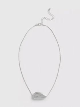 Halsband med hänge i metall