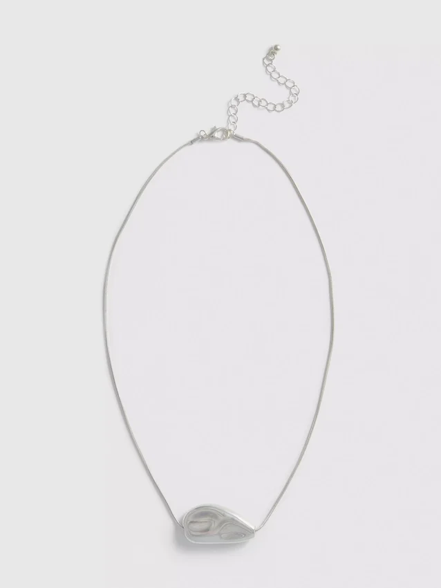Halsband med hänge i metall