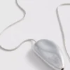 Halsband med hänge i metall