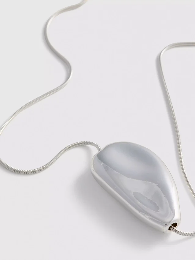 Halsband med hänge i metall
