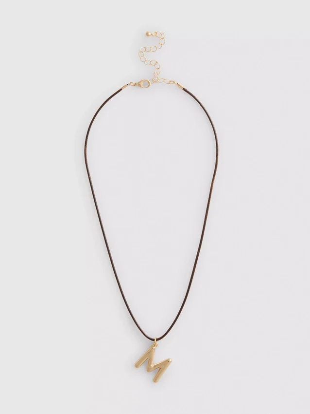 Halsband med initialhänge