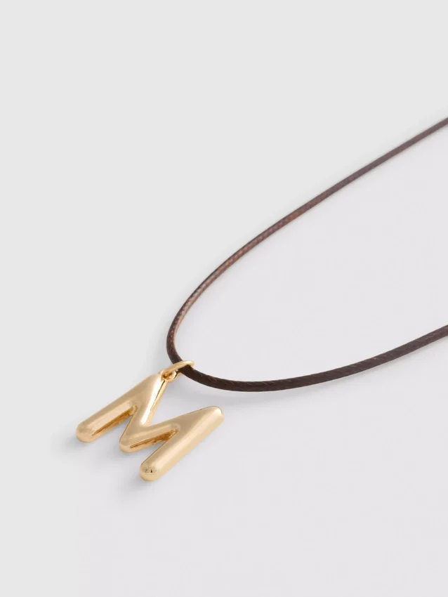 Halsband med initialhänge