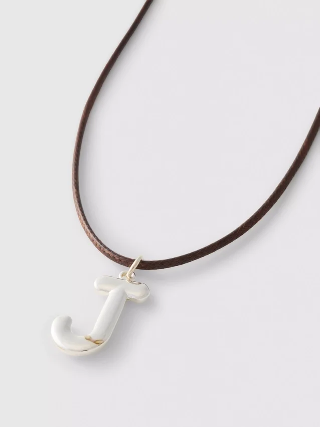 Halsband med initialhänge