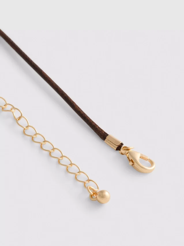 Halsband med initialhänge
