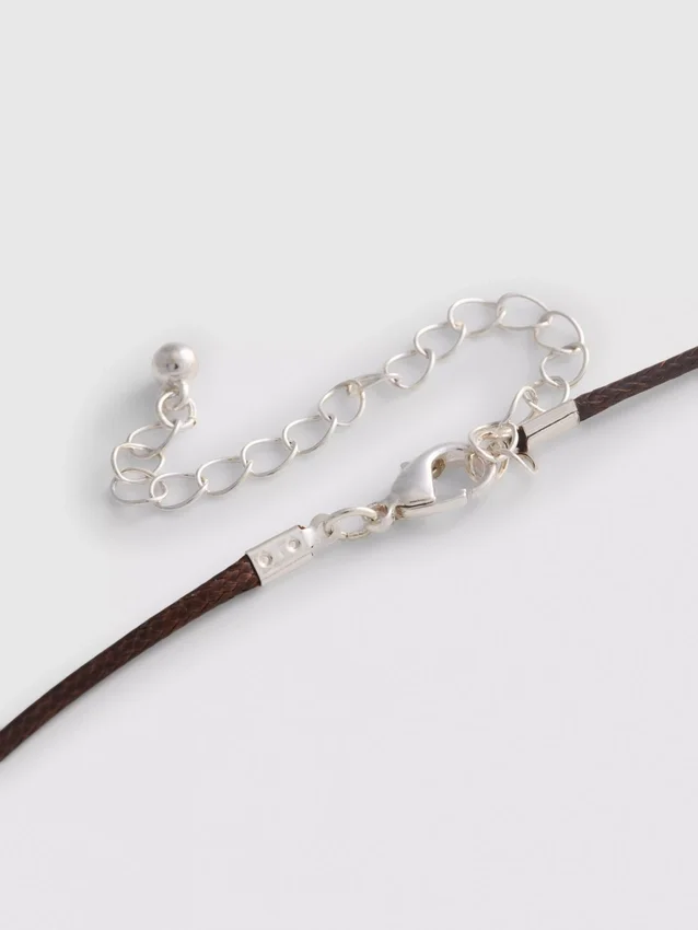 Halsband med initialhänge