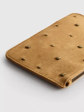 Handväska med hjärtformade nitar
